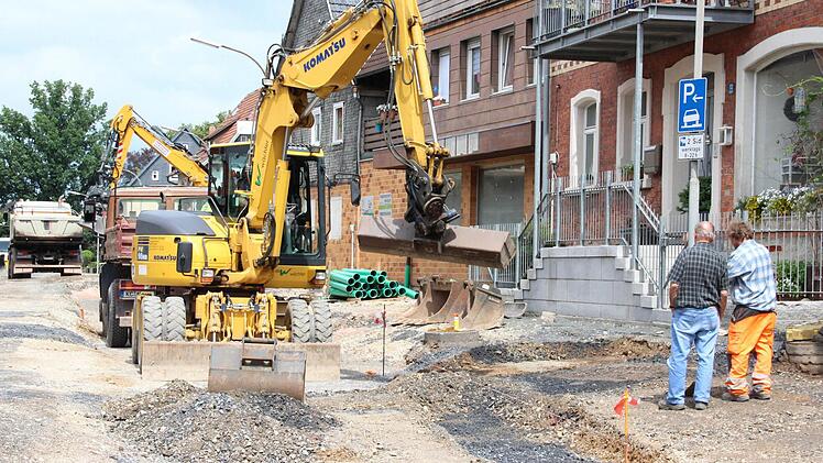 Zwischen der Einmündung der Staatsstraße und der Sparkasse wird gebaut.  Foto: Friedwald Schedel