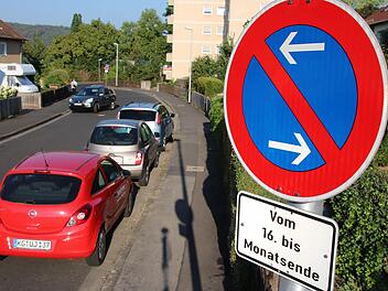 Unter anderem am Sinnberg gibt es noch mehrere Straßen, in denen wechselseitig in ersten Monatshälfte auf der einen, in der zweiten auf der anderen Seite geparkt werden darf. Voraussichtlich Ende Oktober wird diese Regelung im gesamten Stadtgebiet abgeschafft. Foto: Ralf Ruppert