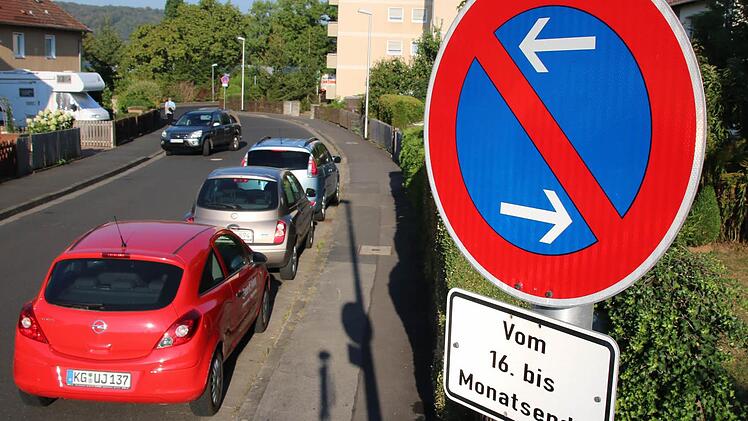 Unter anderem am Sinnberg gibt es noch mehrere Straßen, in denen wechselseitig in ersten Monatshälfte auf der einen, in der zweiten auf der anderen Seite geparkt werden darf. Voraussichtlich Ende Oktober wird diese Regelung im gesamten Stadtgebiet abgeschafft. Foto: Ralf Ruppert