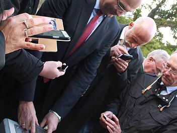 Wer misst genauer? Staatssekretär Albert Füracker hat gestern am Wittelsbacher Turm einen sogenannten "Geodätischen Referenzpunkt" vorgestellt. Dort kann ab sofort jeder kontrollieren, wie genau sein GPS-Gerät arbeitet. Foto: Carmen Schmitt