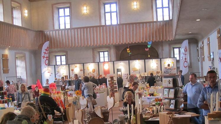 Adventskerzenhalter und ausgesägte Weihnachtsmänner, aber auch Tongefäße, Spielwaren aus Naturmaterialien oder einfache Hilfsmittel des täglichen Gebrauchs wurden bei der Messe gezeigt.  Foto: Hartmut Hessel