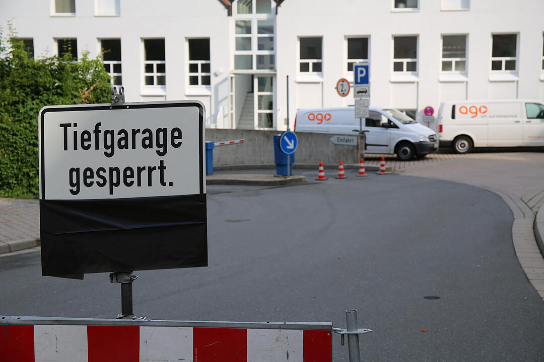 Rohrbruch setzt Tiefgarage unter Wasser - THW und Feuerwehr müssen in der Nacht anrücken – Bauarbeiter übernehmen am Morgen die Reinigungsarbeiten – Tiefgarage bleibt für die Öffentlichkeit gesperrt – Ausmaß des Wasserschadens immer noch erkennbar