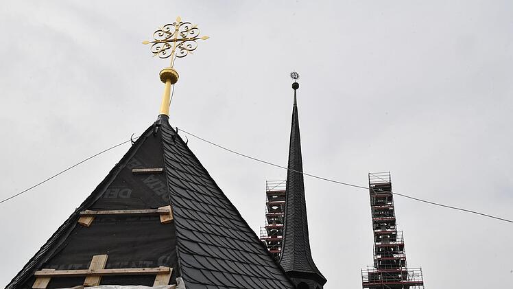 Die neu vergoldete Turmspitze