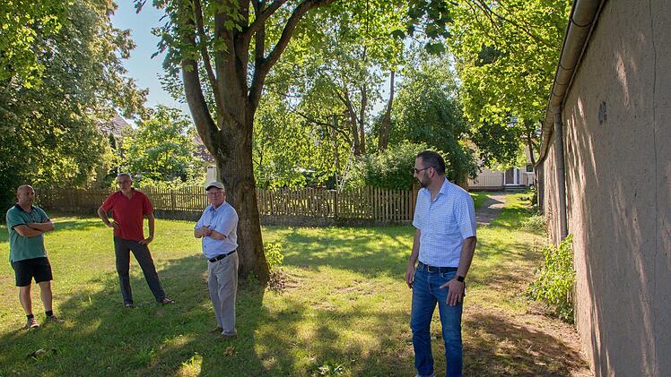 In Steinsfeld soll der Containerstellplatz vom jetzigen Standort in die Grünfläche hinter der alten Schule neben der Scheune (rechts im Bild) im Weg "Am Sportplatz" verlegt werden.Ulrike Langer