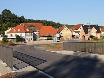 Der Rentweinsdorfer Gemeindeteil Gräfenholz ist jetzt über zwei Brücken von Sendelbach aus zu erreichen. Die Anwohner wollen nun noch eine bessere Heizung für ihr Bürgerhaus, der Bürgerverein reichte einen Kostenvoranschlag von 3 913 Euro ein. Der Gemeinderat ist grundsätzlich bereit, die Kosten zu übernehmen, allerdings soll der Bürgerverein zuvor noch weitere Angebote einholen. Foto: Günther Geiling