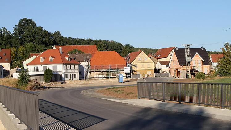 Der Rentweinsdorfer Gemeindeteil Gräfenholz ist jetzt über zwei Brücken von Sendelbach aus zu erreichen. Die Anwohner wollen nun noch eine bessere Heizung für ihr Bürgerhaus, der Bürgerverein reichte einen Kostenvoranschlag von 3 913 Euro ein. Der Gemeinderat ist grundsätzlich bereit, die Kosten zu übernehmen, allerdings soll der Bürgerverein zuvor noch weitere Angebote einholen. Foto: Günther Geiling