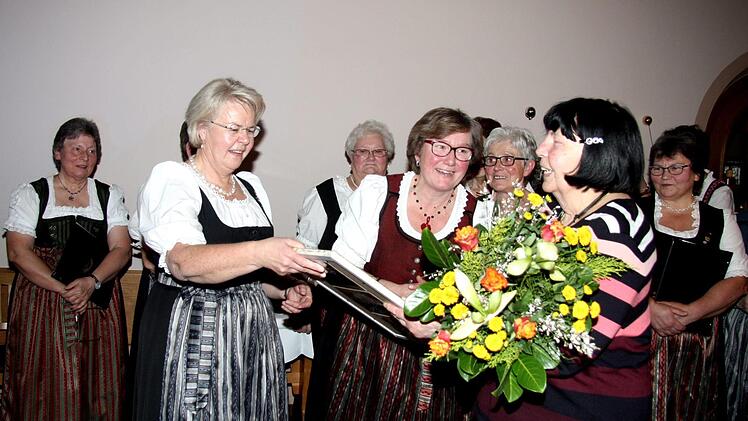 Eleonore Marabini wurde zur Ehrenchorleiterin ernannt.     Foto: Richard Sänger