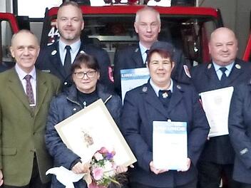 Ehrungen prägten die Hauptversammlung der Feuerwehr Mannsflur. Im Bild (von links) Karl Odörfer, 2. Vorsitzender Michael Laaber, Bürgermeister Franz Uome, Kreisbrandmeister Yves Wächter, Una Nölscher, 2. Kommandant Roland Zuber, Andrea Zuber, Vorsitzender Rainer Kaspar, Jugendleiterin Kerstin Stäsche, Kommandant Heiko Stäsche und Kreisbrandinspektor Horst Tempel Foto: Klaus-Peter Wulf