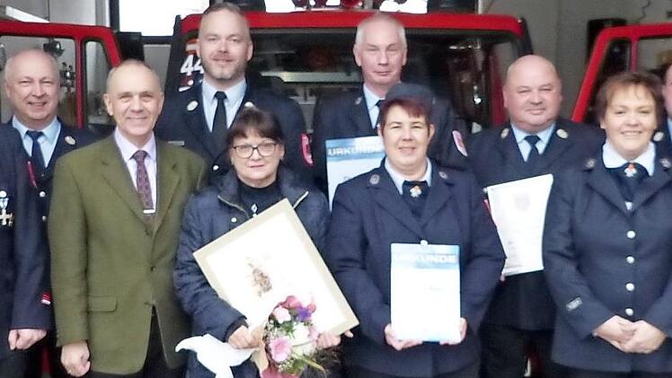 Ehrungen prägten die Hauptversammlung der Feuerwehr Mannsflur. Im Bild (von links) Karl Odörfer, 2. Vorsitzender Michael Laaber, Bürgermeister Franz Uome, Kreisbrandmeister Yves Wächter, Una Nölscher, 2. Kommandant Roland Zuber, Andrea Zuber, Vorsitzender Rainer Kaspar, Jugendleiterin Kerstin Stäsche, Kommandant Heiko Stäsche und Kreisbrandinspektor Horst Tempel Foto: Klaus-Peter Wulf