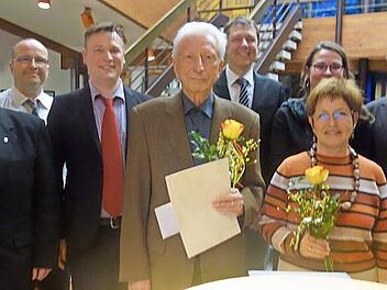 Ehrungen gab es bei den Saint-Gobain-Singers in Rödental: Das Bild zeigt von links Günter Georg, Stefan Schunk, Carsten Schaller, Gerhard Senftleben, Marco Steiner, Astrid Krämer, Marianne Mannagoterra und Richard Utzschneider. Foto: Doris Weidner
