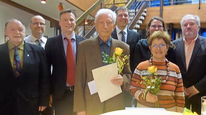 Ehrungen gab es bei den Saint-Gobain-Singers in Rödental: Das Bild zeigt von links Günter Georg, Stefan Schunk, Carsten Schaller, Gerhard Senftleben, Marco Steiner, Astrid Krämer, Marianne Mannagoterra und Richard Utzschneider. Foto: Doris Weidner