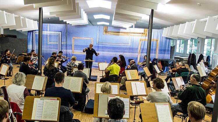 Coburgs Generalmusikdirektor Roland Kluttig probt mit dem Philharmonischen Orchester für das London-Gastspiel des Landestheaters.Foto:_Jochen Berger