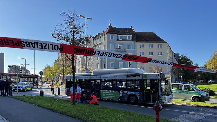 Fußgängerin von Bus erfasst