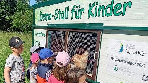 Kinder des Ramsthaler Waldkindergartens besuchten den Bio-Bauernhof Schlembach in Kleinwenkheim.