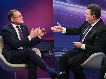 Stritten bei "Maischberger" lautstark &uuml;ber Russland und den Ukraine-Krieg: AfD-Chef Tino Chrupalla (links) und SPD-Politiker Hubertus Heil.