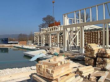 Viel Holz und eine Bauweise mit großen Glasflächen sind die Kennzeichen des Ruhehauses am künstlichen Badesee, das im Rohbau steht.