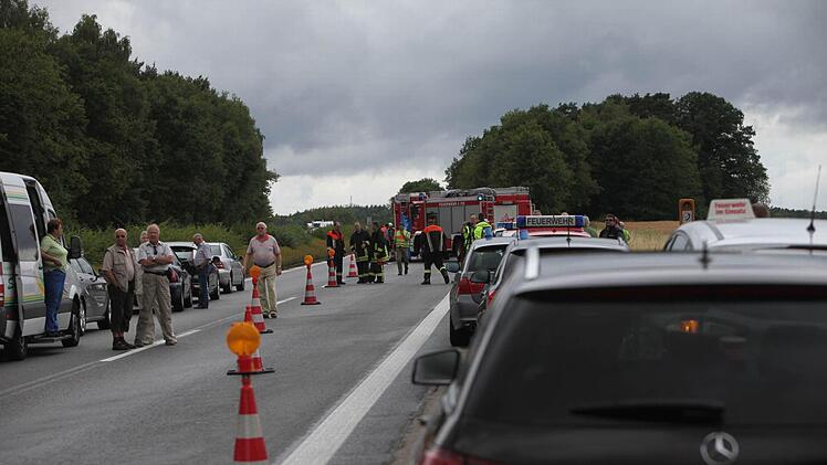 Auf der A3, Höhe Pommersfelden, sind bei einem schweren Autounfall zwei Menschen gestorben. Sie sind in ihrem brennenden Fahrzeug, einem italienischen Sportwagen, ums Leben gekommen. Foto: News5/Fuchs