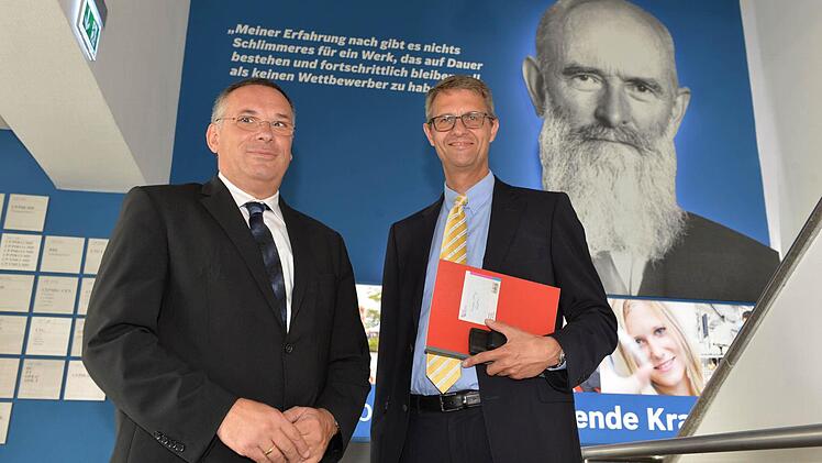 Hans Hoffmann und Oliver Stief im Verwaltungsgebäude vor einem Bild des Unternehmensgründers Foto: Ronald Rinklef