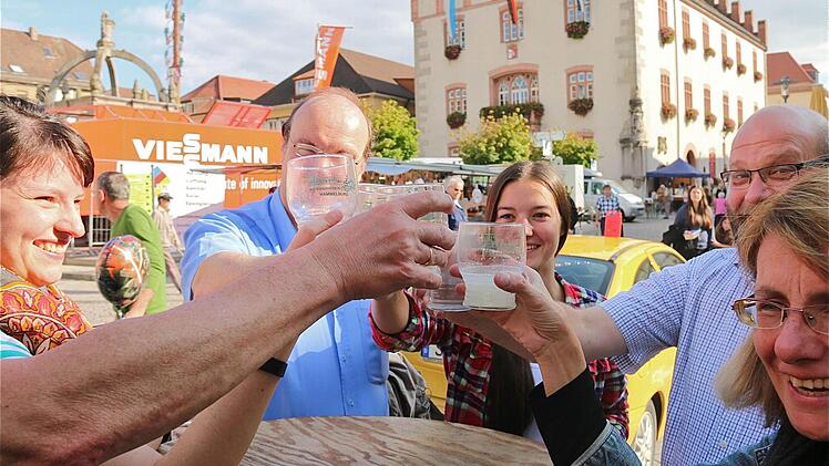 Es wird angestoßen: Beim Michaelsmarkt ließen sich viele Besucher den Federweißen schmecken.