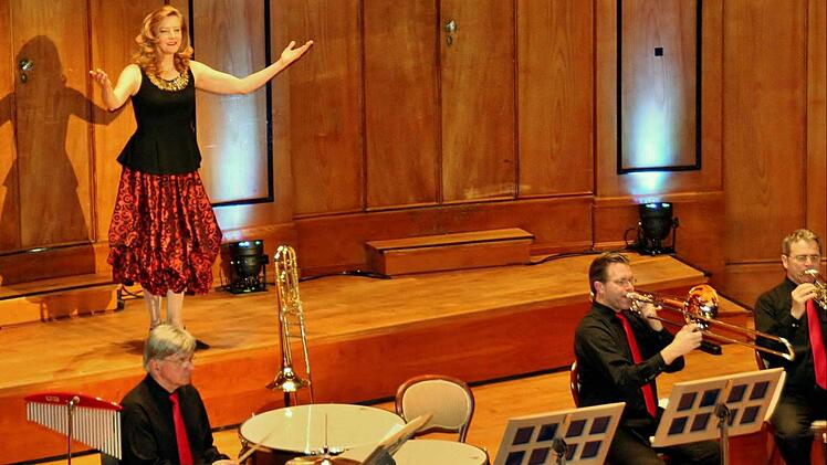 Debora Cole und das Kurorchester begeistern beim Osterkonzert mit Musicals und Jazz Foto: Vogel