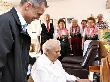 Andreas Dürrbeck gab sich selbst ein Ständerla. Ludwig Wahl und Vertreter des Trachtenvereins hören zu.  Foto: Johanna Blum