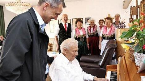 Andreas Dürrbeck gab sich selbst ein Ständerla. Ludwig Wahl und Vertreter des Trachtenvereins hören zu.  Foto: Johanna Blum