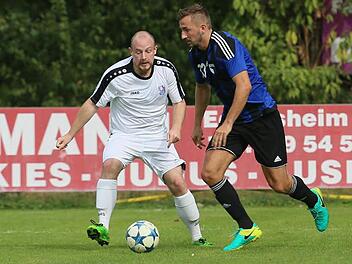 FCE-Neuzugang Stanimir Bugar (l.) trifft am Samstag auf seine früheren Teamkameraden, denn in der vergangenen Saison trug er noch das Trikot des SV Memmelsdorf. Foto: Archiv