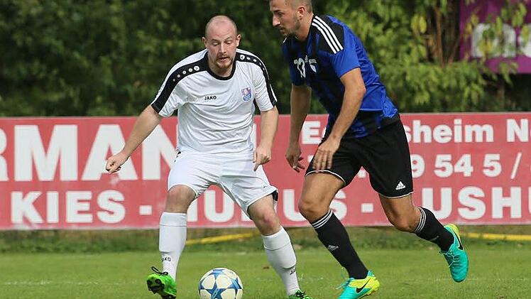 FCE-Neuzugang Stanimir Bugar (l.) trifft am Samstag auf seine früheren Teamkameraden, denn in der vergangenen Saison trug er noch das Trikot des SV Memmelsdorf. Foto: Archiv