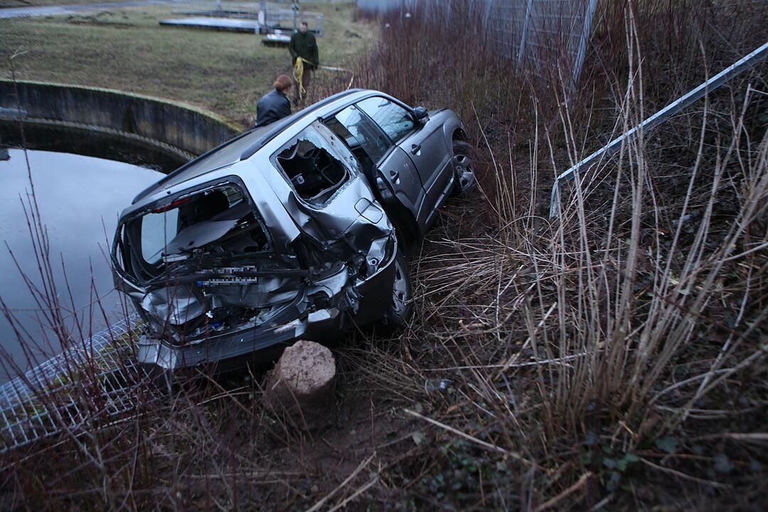 Auto stürzt nach Auffahrunfall bei Ansbach beinahe in Klärbecken