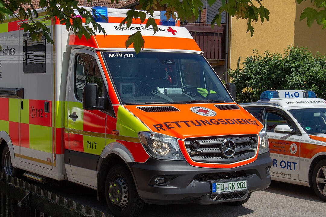 Radfahrer hat Glück im Unglück nach Kollision mit Auto