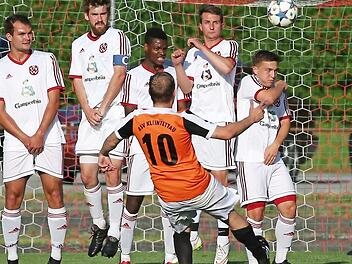 Freisto&szlig;spezialist Andreas B&ouml;hnlein (oranges Trikot mit der Nummer 10) schoss den ASV Kleinettau in der vergangenen Saison mit seinen 37 Treffern zur Meisterschaft in der Kreisliga 2. Zwei seiner Tore erzielte er hier am letzten Spieltag in Wei&szlig;enbrunn, an dem die Kleintettauer den Aufstieg perfekt machten. Der TSV Wei&szlig;enbrunn er&ouml;ffnet die kommende Kreisliga-Saison beim Aufsteiger VfR Johannisthal.  Foto: Heinrich Wei&szlig;