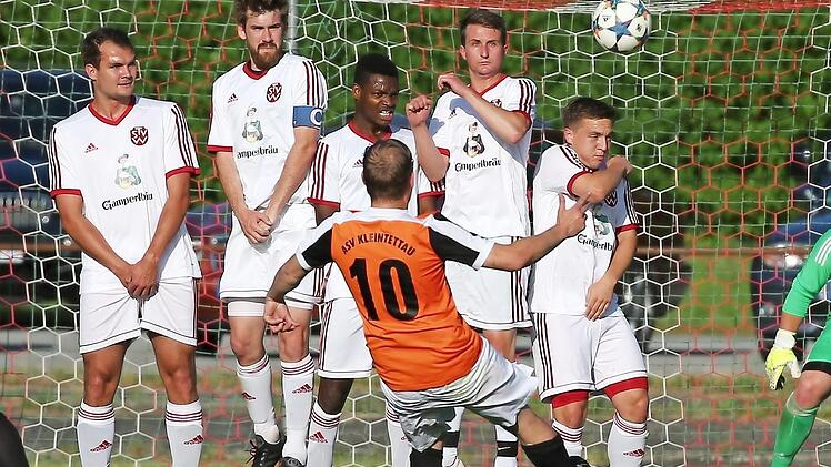 Freisto&szlig;spezialist Andreas B&ouml;hnlein (oranges Trikot mit der Nummer 10) schoss den ASV Kleinettau in der vergangenen Saison mit seinen 37 Treffern zur Meisterschaft in der Kreisliga 2. Zwei seiner Tore erzielte er hier am letzten Spieltag in Wei&szlig;enbrunn, an dem die Kleintettauer den Aufstieg perfekt machten. Der TSV Wei&szlig;enbrunn er&ouml;ffnet die kommende Kreisliga-Saison beim Aufsteiger VfR Johannisthal.  Foto: Heinrich Wei&szlig;