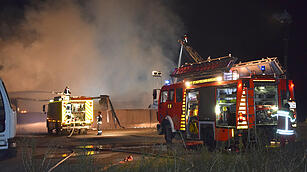 Fahrzeughalle in Flammen