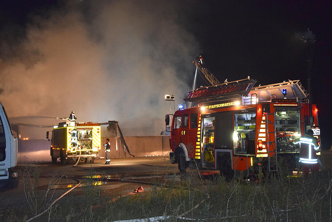 Fahrzeughalle in Flammen