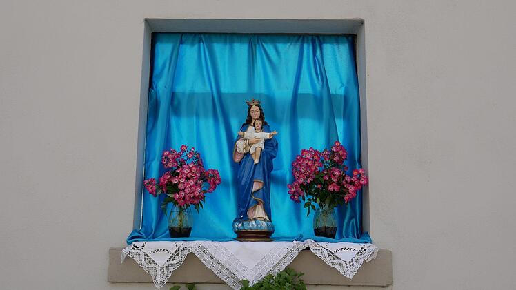 Zur Schwedenprozession wird der Prozessionsweg von Anwohnern festlich mit Blumen und Mariendarstelungen geschmückt.Heike Beudert