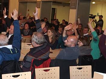 Gelebte Demokratie: In der Bürgerversammlung wurde über mehrere Anträge direkt abgestimmt.      Foto: Richard Sänger