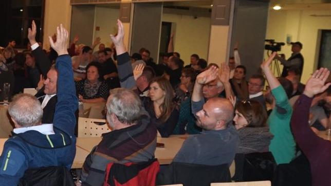 Gelebte Demokratie: In der Bürgerversammlung wurde über mehrere Anträge direkt abgestimmt.      Foto: Richard Sänger