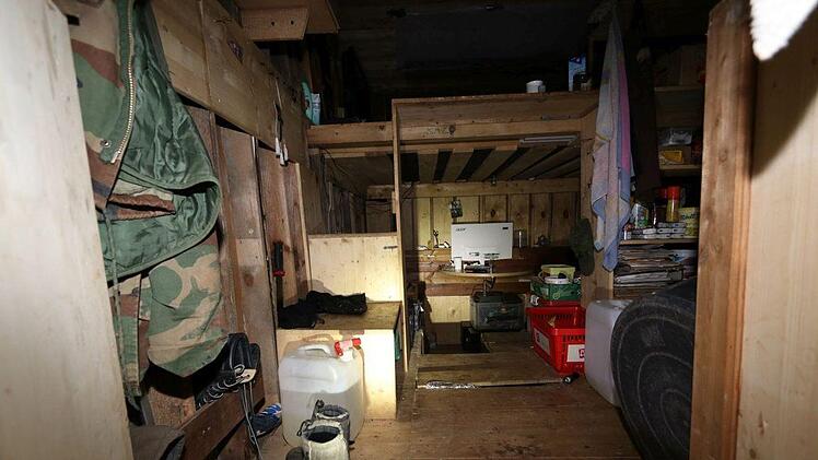 Sieben Monate lang hat der Mann in Lichtenfels mit seinen zwei Kindern in diesem Versteck gelebt. Das Erdloch, dass in der N&auml;he der oberfr&auml;nkischen Stadt im Boden ist, hat er sich eingerichtet. Der Mann, Reichsb&uuml;rger, wurde von der Polizei gesucht und jetzt verhaftet. Foto: Polizei