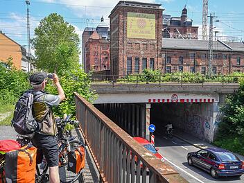Der Bahnausbau durch Bamberg eröffnet Chancen für die viel befahrene Bahnunterführung Memmelsdorfer Straße. Sie soll breiter und länger werden. Allerdings ist der Ausbau in dieser Form umstritten.  Ronald Rinklef