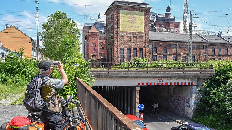 Der Bahnausbau durch Bamberg eröffnet Chancen für die viel befahrene Bahnunterführung Memmelsdorfer Straße. Sie soll breiter und länger werden. Allerdings ist der Ausbau in dieser Form umstritten.  Ronald Rinklef