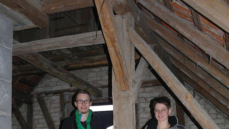 Zwar ist es keine Schatzkiste, sie bleibt aber auf dem Dachboden des Altbaus, den Manuel und Emily Weller gekauft haben und nun sanieren.  Foto: Stephanie Elm