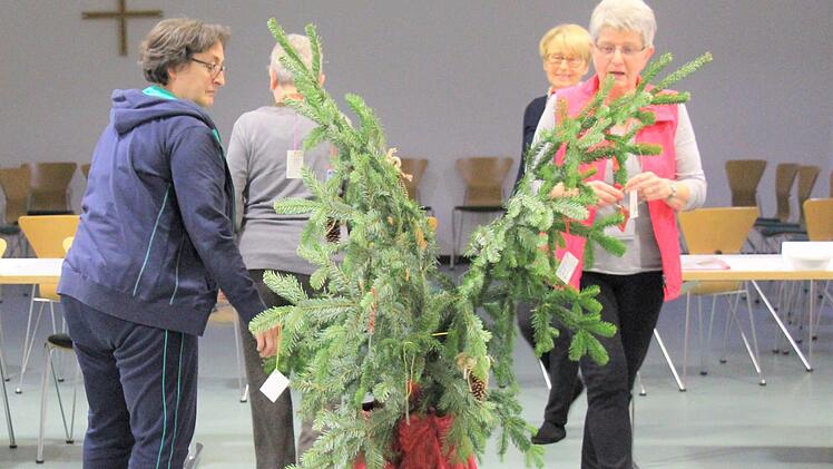 Die Teilnehmer beim gemeinsamen Schmücken des Weihnachtsstraußes. Fotos: privat