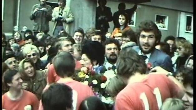 Das ungleiche Paar auf einem schwarz-wei&szlig; Foto aus dem Archiv: Die siebenj&auml;hrige Tina war die erste Gratulantin nach der Eheschlie&szlig;ung im Neustadter Standesamt. Der Fu&szlig;ballclub "FC Harmlos" stand Spalier - nat&uuml;rlich in einem Trikot, das die Braut zuvor spendierte. Der Andrang rund um das Neustadter Rathaus war enorm, Journalisten aus ganz Deutschland waren gekommen, um &uuml;ber das freudige Ereignis zu berichten. Fotos: Archiv/Rainer B&auml;tz