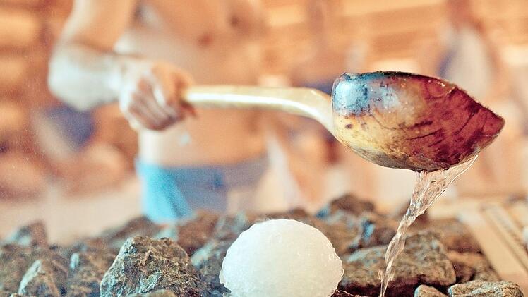Die neuen Sauna-Rituale der Obermain-Therme sind besonders bekömmlich für den Organismus. Unter anderem kommen die in der Therme selbst hergestellten Eiskugeln (im Bild) zum Einsatz, die beim Schmelzen die Düfte ätherischer Öle freisetzen. Foto: Obermain Therme