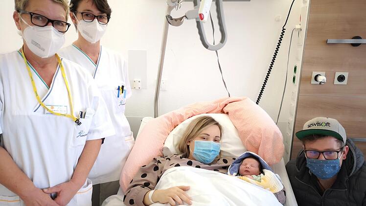 Um 7.45 Uhr wurde die 3460 Gramm schwere Emilia am 1. Januar als erste neue Haßberglerin im Jahr 2021 in der Station Gynäkologie/Geburtshilfe im Haus Haßfurt der Haßbergkliniken geboren. Über die neue Landkreisbürgerin freuen sich neben der glücklichen Mama Christina Dittmann und Papa Stefan Wild auch (von links) Schwester Christiana Edwards-Wimmer und Pflegeassistentin Monika Werner.