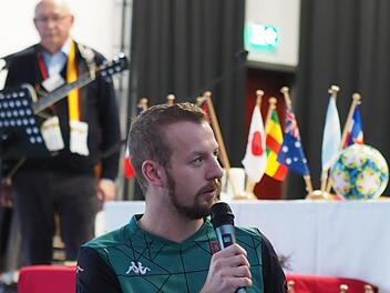 War eingebunden in die Vorstellung der Mannschaften: Maximilian Wehner vom BSC Lauter. Im Hintergrund: Pastoral-Referent Rainer Ziegler. Foto: Jürgen Schmitt