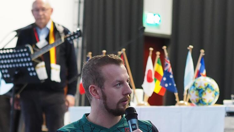 War eingebunden in die Vorstellung der Mannschaften: Maximilian Wehner vom BSC Lauter. Im Hintergrund: Pastoral-Referent Rainer Ziegler. Foto: Jürgen Schmitt