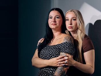 Jaqueline (32, links) holt ihre j&uuml;ngere Schwester Caithlen (20) in ihre Obhut.