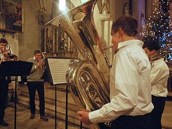 Weihnachtlicher Lichterglanz spiegelt sich auf der Tuba des Posaunenquartetts des Herdergymnasiums.
