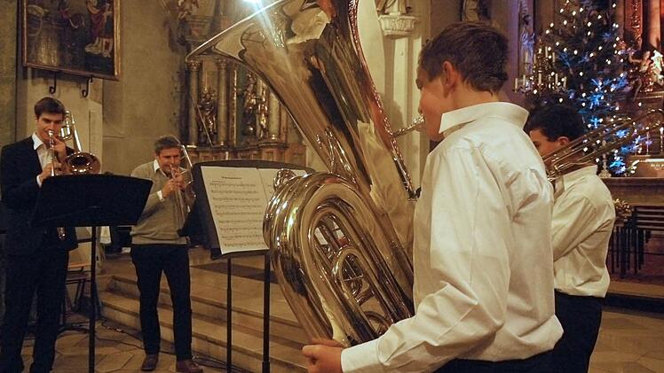 Weihnachtlicher Lichterglanz spiegelt sich auf der Tuba des Posaunenquartetts des Herdergymnasiums.